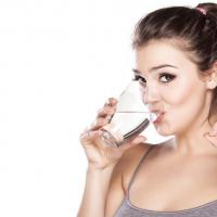 Как правильно пить воду в течение дня, чтобы похудеть?