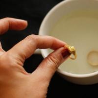 ثلاث طرق لتنظيف الذهب والفضة في المنزل كيفية غسل المجوهرات الذهبية