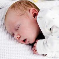 عندما يتقلب الطفل أثناء نومه بشكل مستمر ويزحف على السرير يكون نومه سطحياً ولا يحصل الطفل على راحة كاملة